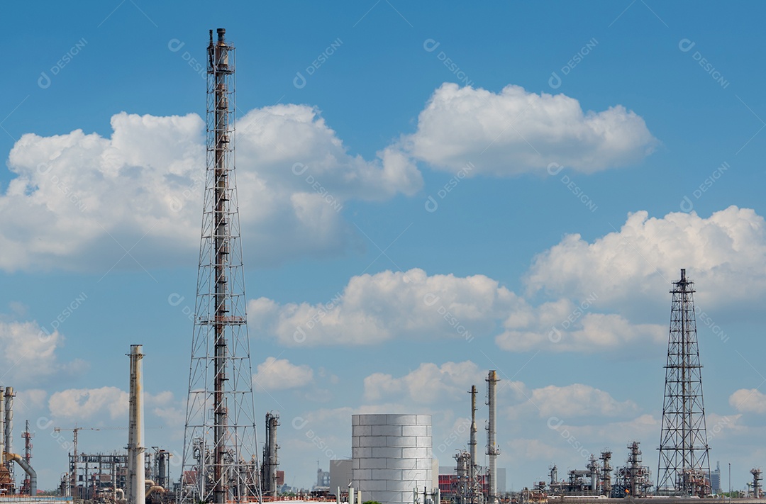 Refinaria de petróleo ou planta de refinaria de petróleo com fundo de céu azul