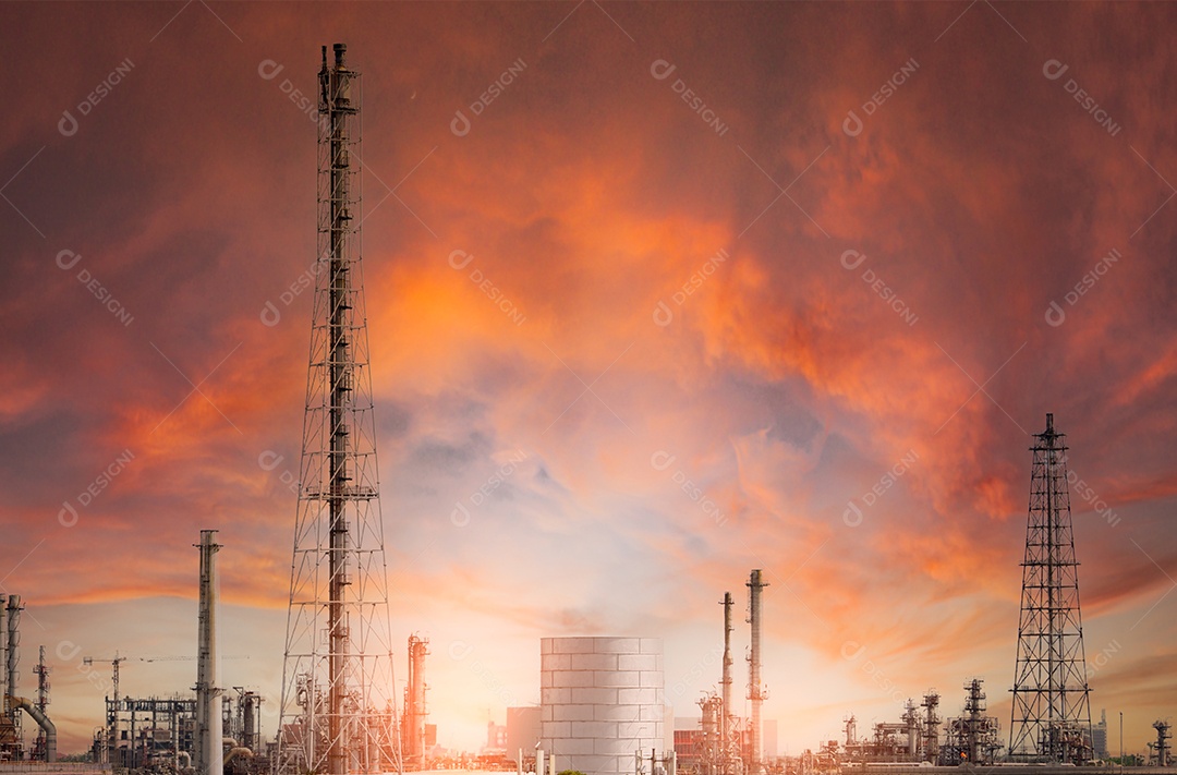 Refinaria de petróleo ou planta de refinaria de petróleo com céu vermelho pôr do sol