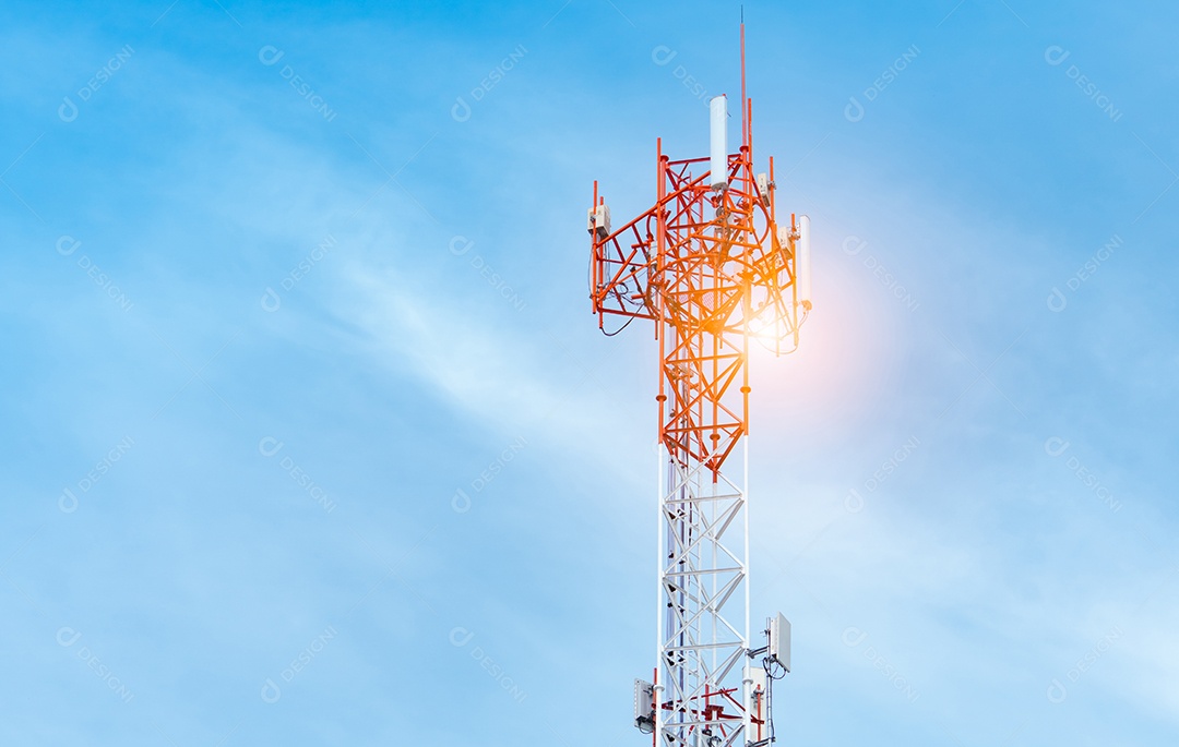 Torre de telecomunicações com fundo de céu azul e nuvens brancas