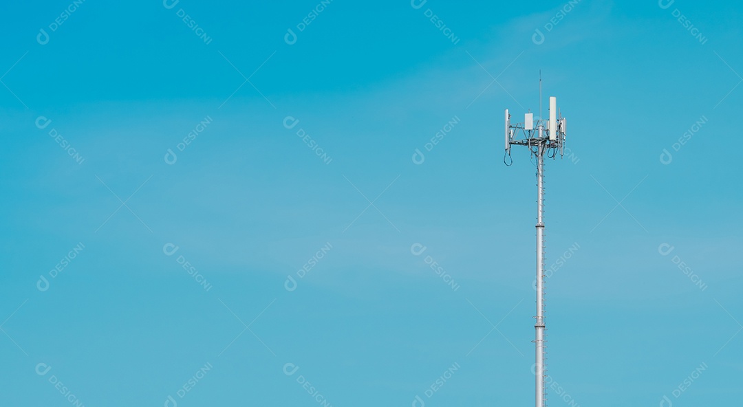 Torre de telecomunicações com fundo de céu azul claro.