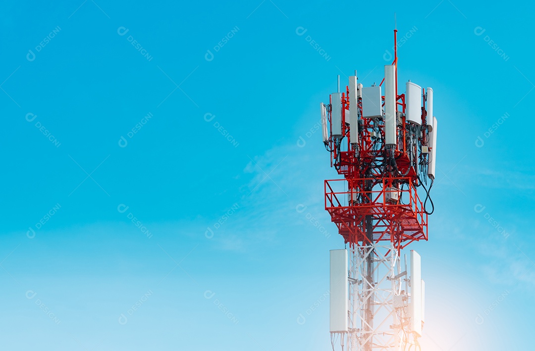 Torre de telecomunicações com fundo de céu azul e nuvens brancas