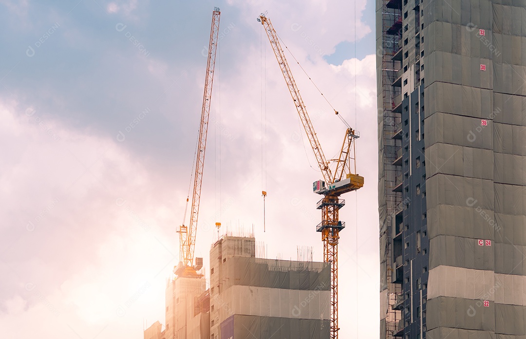 Canteiro de obras com guindaste e edifício. Indústria imobiliária.