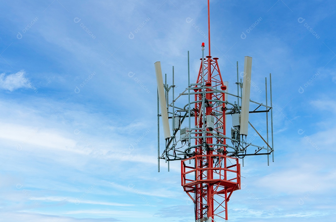 Torre de telecomunicações com fundo de céu azul e nuvens brancas
