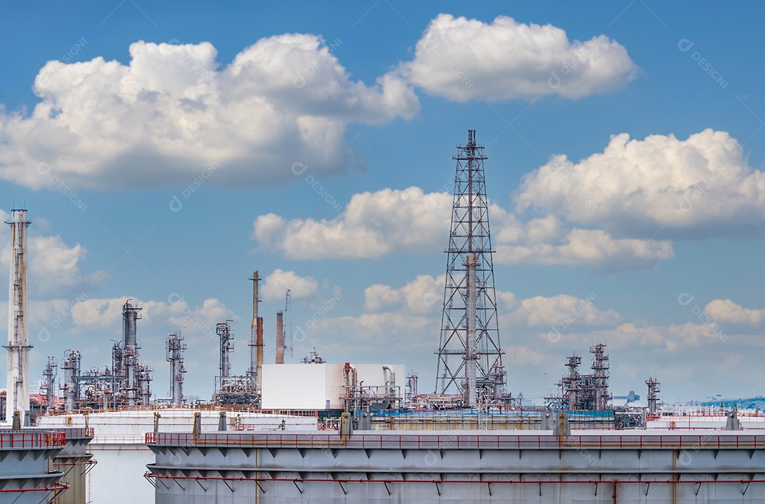 Refinaria de petróleo ou planta de refinaria de petróleo com fundo de céu azul