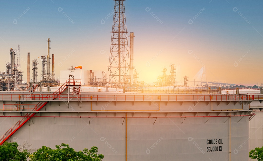 Enorme tanque de petróleo bruto na refinaria ou planta de refinaria de petróleo.