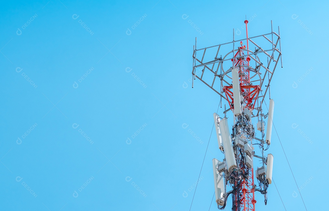 Torre de telecomunicações. Antena no céu azul. Rádio e satélite