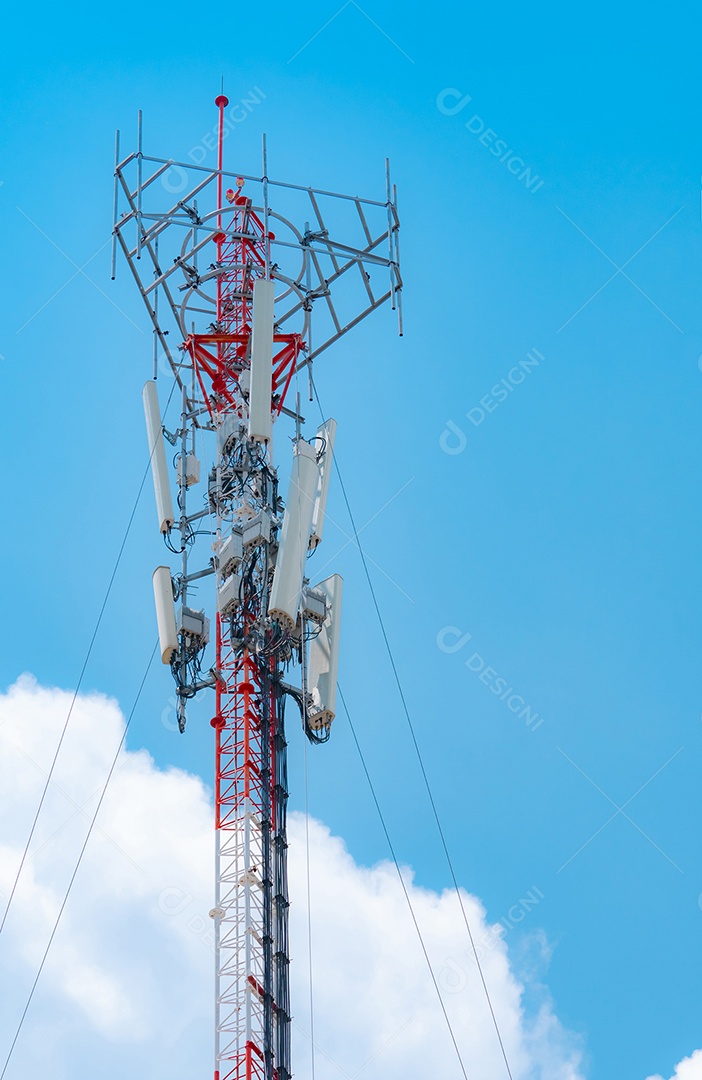 Torre de telecomunicações com fundo de céu azul e nuvens brancas