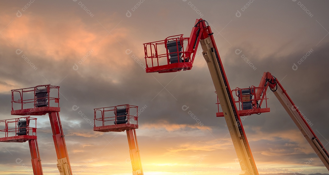 Elevador de lança articulada. Plataforma elevatória aérea. Vida útil da lança telescópica