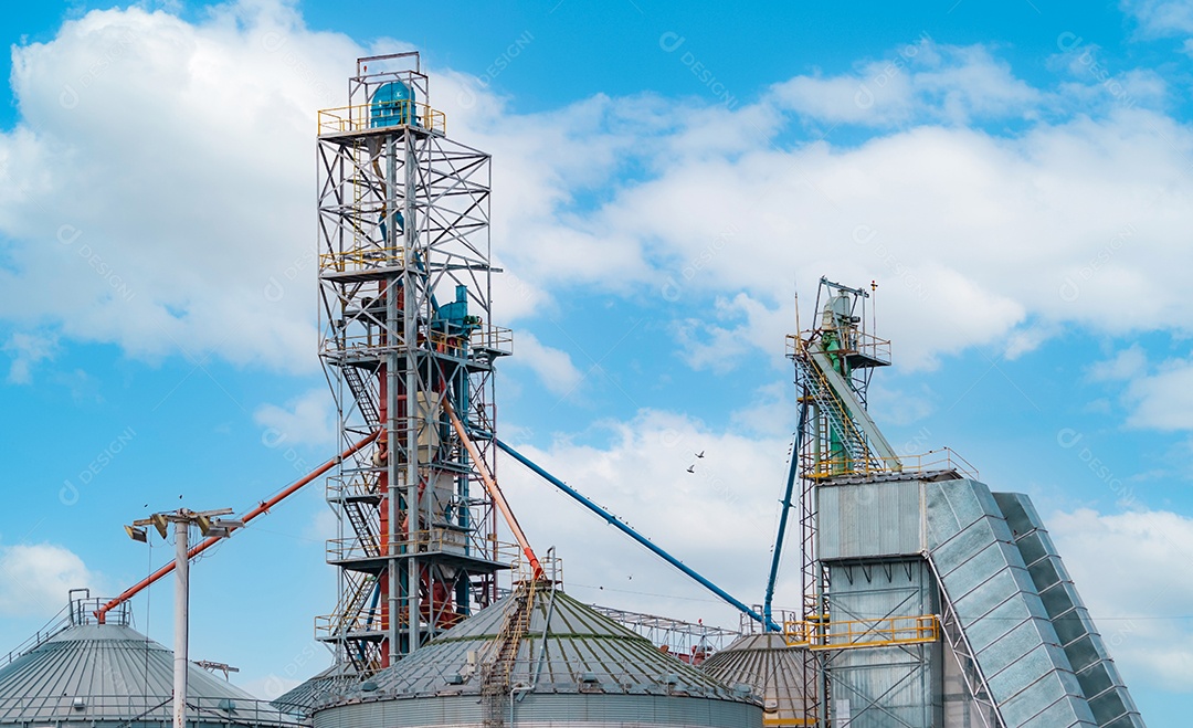 Silo agrícola na fábrica de ração. Tanque para armazenamento de grãos