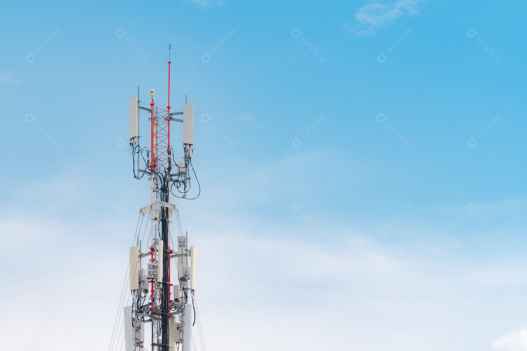 Torre de telecomunicações. Antena no céu azul. Rádio e satélite