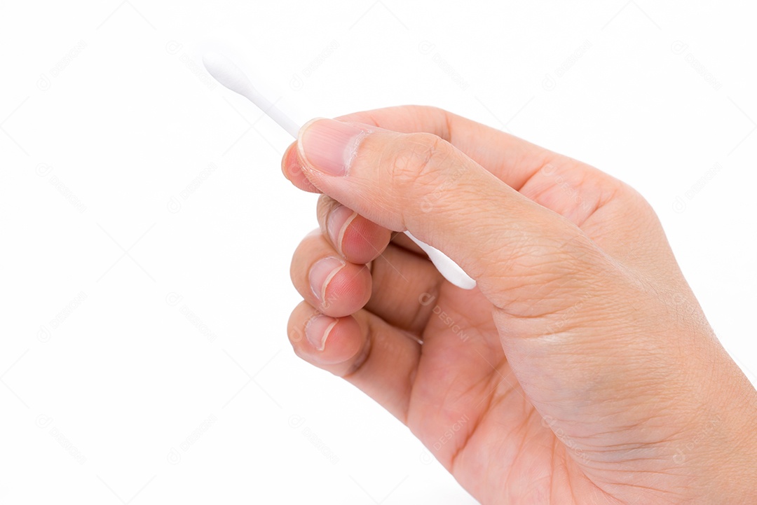 Mão segure o cotonete isolado no fundo branco com espaço de cópia