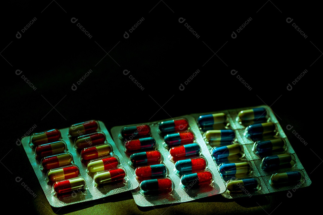 Colorido de comprimidos de cápsulas de antibióticos em blister