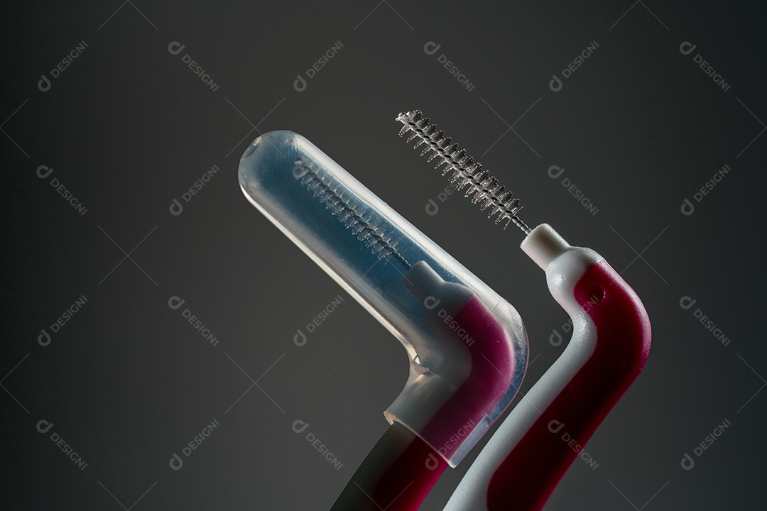 Escova interdental com tampa aberta isolada em fundo escuro