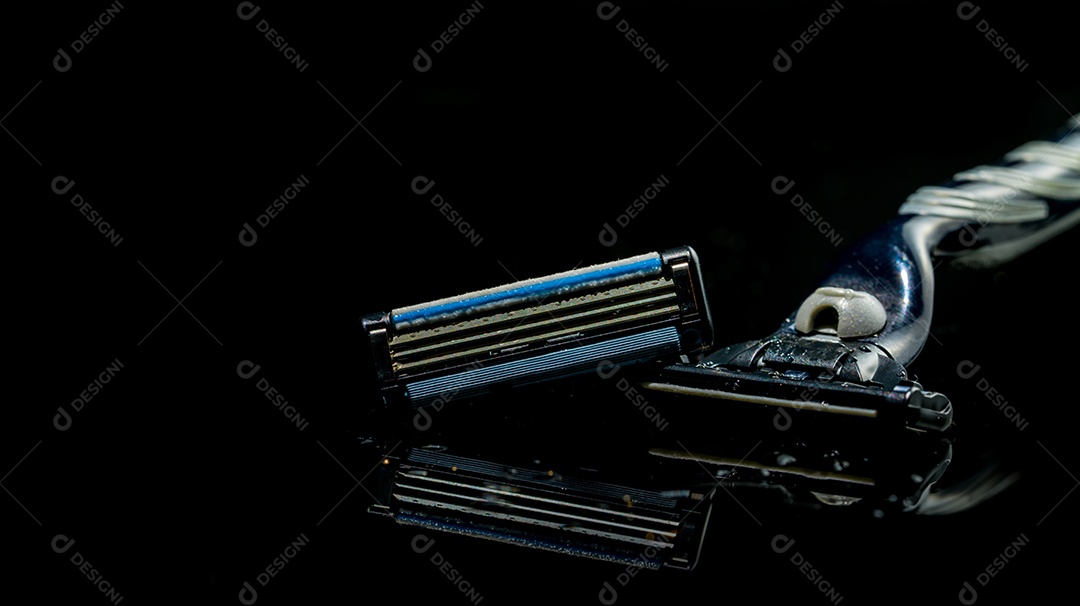 Barbeador de velhos isolado em fundo preto com espaço de cópia