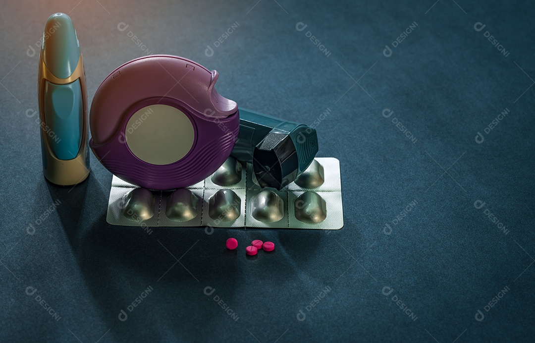 Conjunto de inalador de asma, accuhaler e pílulas antialérgicas para tratamento