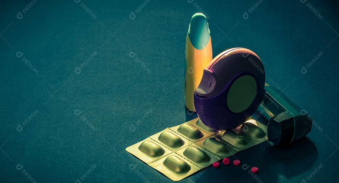 Conjunto de inalador de asma, accuhaler e pílulas antialérgicas para tratamento