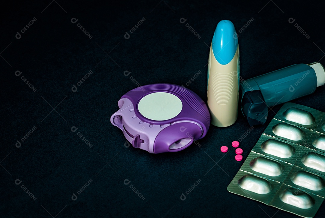 Conjunto de inalador de asma, accuhaler e pílulas antialérgicas para tratamento