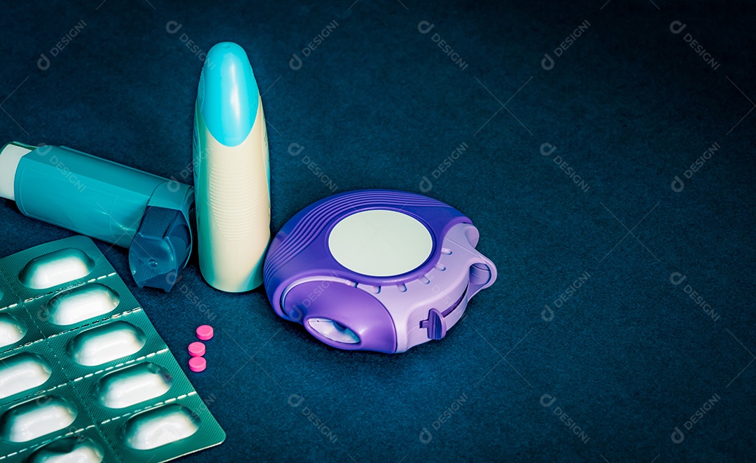 Conjunto de inalador de asma, accuhaler e pílulas antialérgicas para tratamento