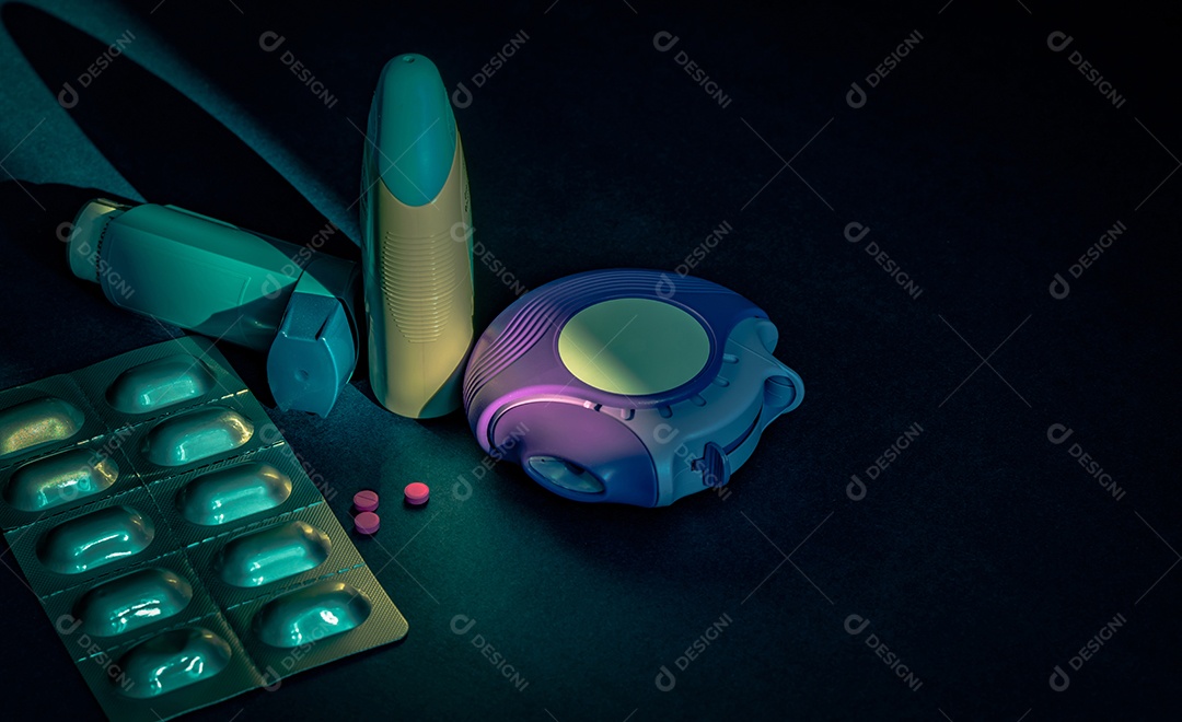 Conjunto de inalador de asma, accuhaler e pílulas antialérgicas para tratamento