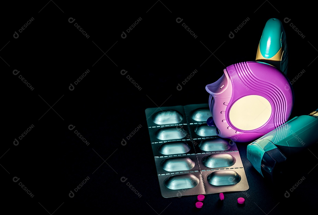 Conjunto de inalador de asma, accuhaler e pílulas antialérgicas para tratamento