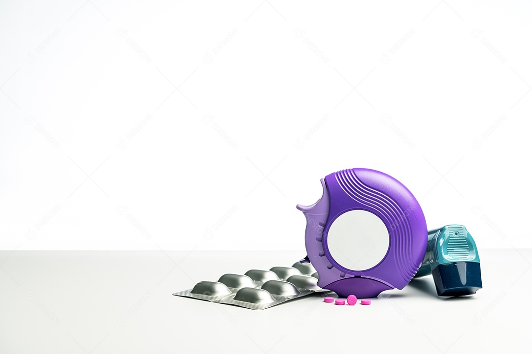 Conjunto de inalador de asma, accuhaler e pílulas antialérgicas para tratamento