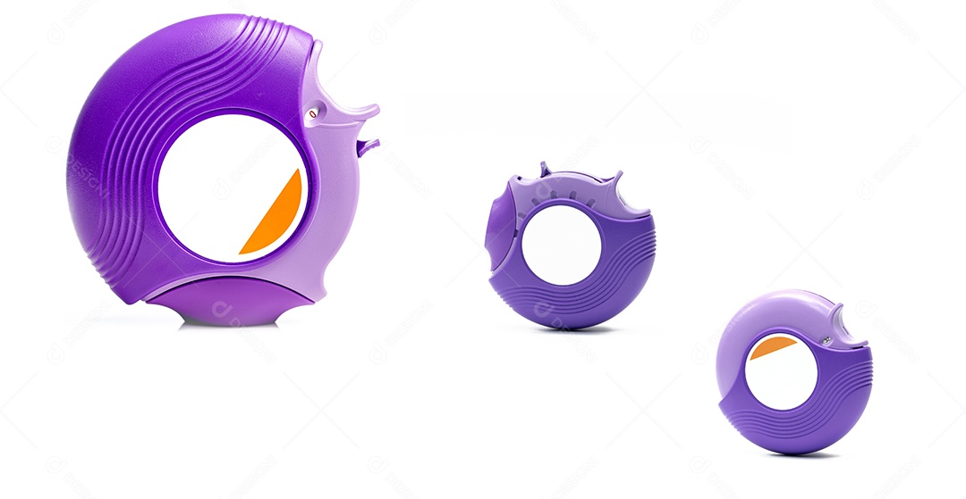 Três acumuladores de asma isolados no fundo branco com cópia