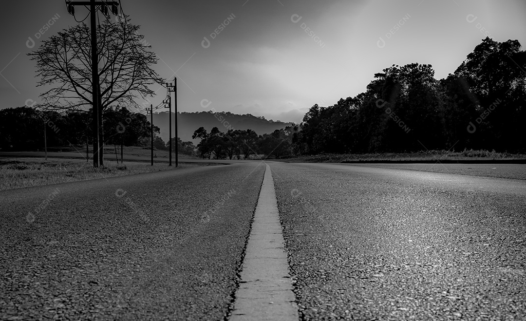 Imagem preto e branco da estrada asfaltada no campo