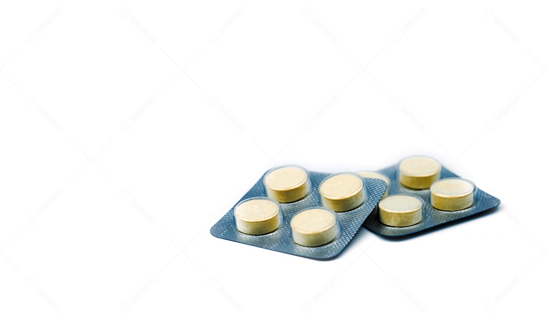 Pílulas de comprimidos anti-helmínticos em blisters em fundo branco