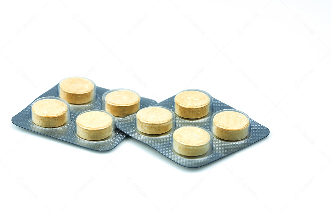 Pílulas de comprimidos anti-helmínticos em blisters em fundo branco
