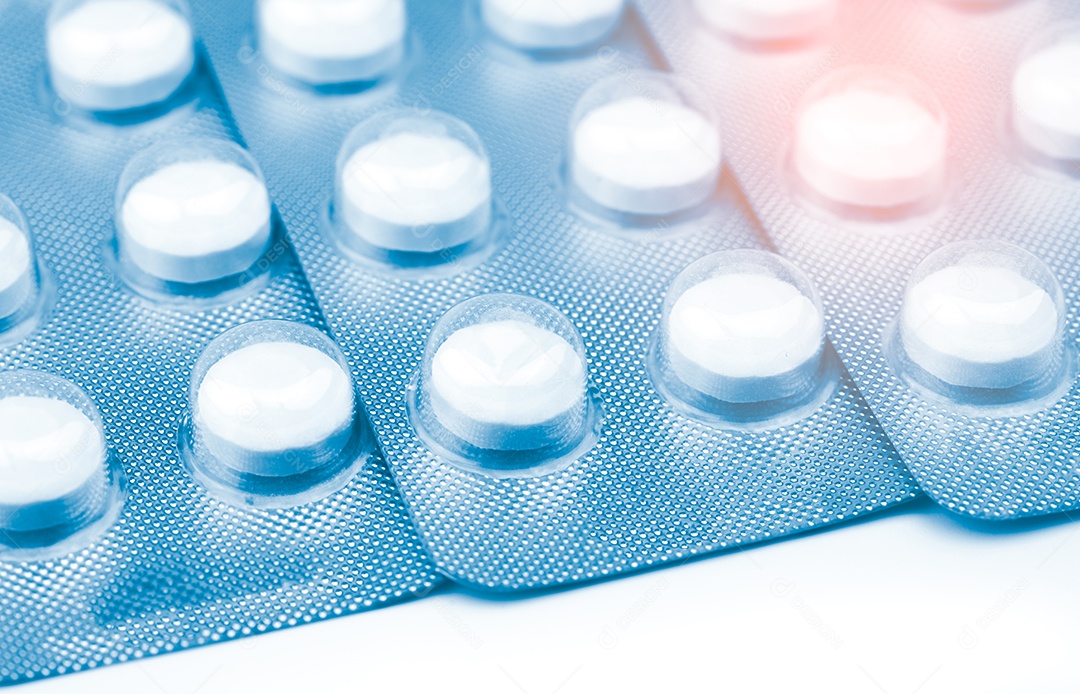 Comprimidos comprimidos em blister em fundo branco. mesa mastigável