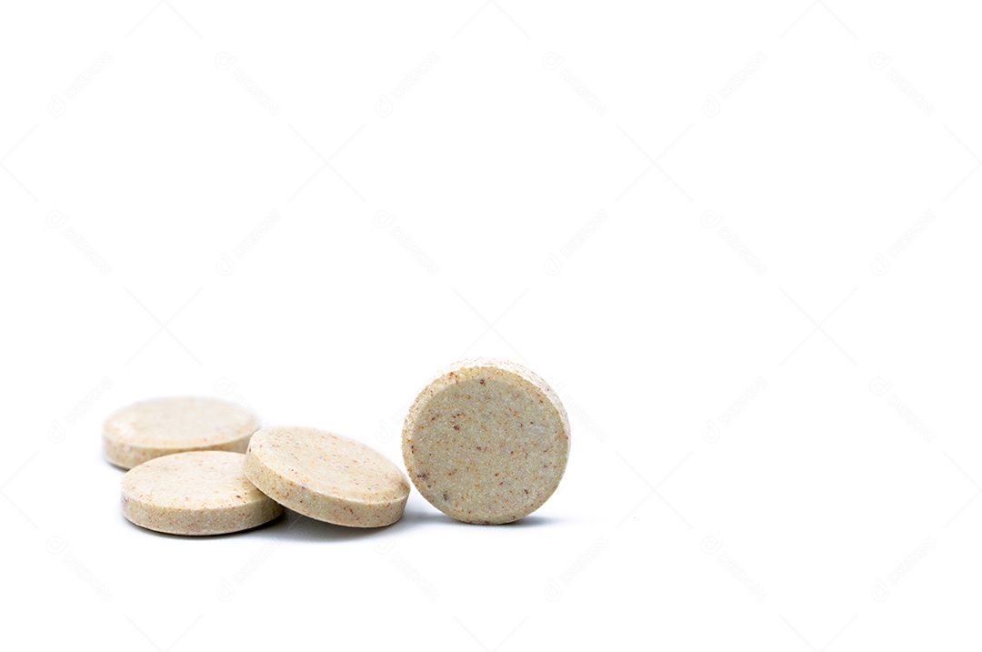 Comprimidos de leite com sabor adoçado isolados na sagacidade de fundo