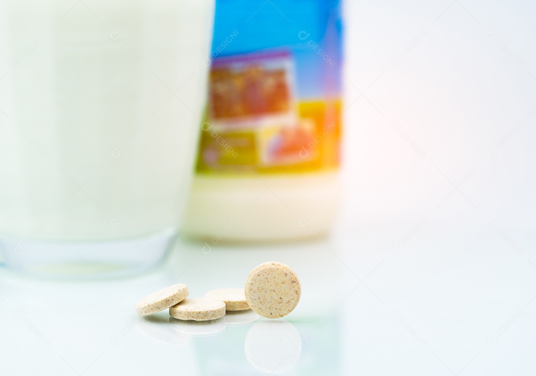 Pastilhas de leite com sabor adoçado e um copo de leite