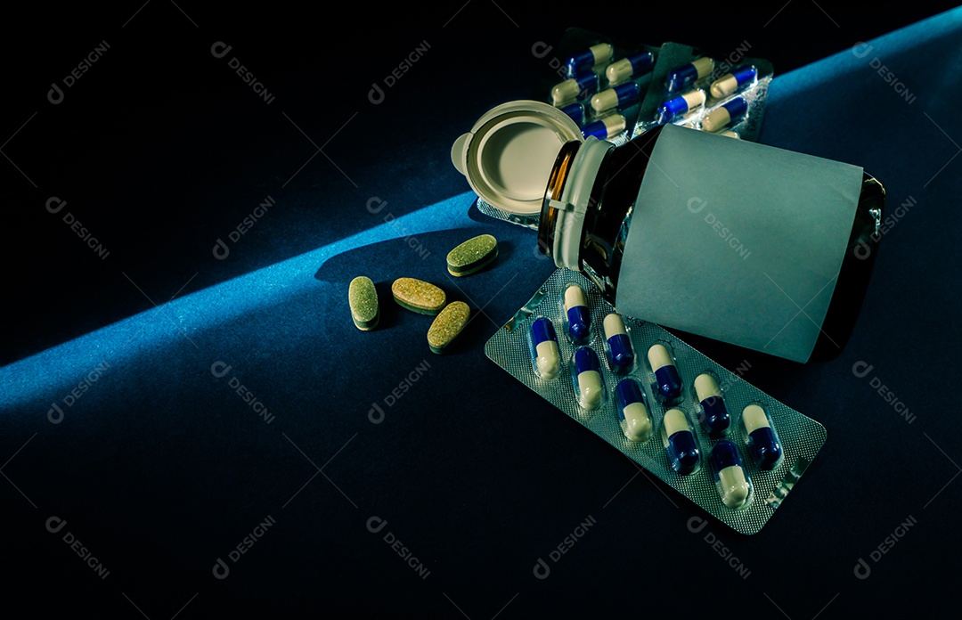 Comprimidos e frasco de remédio com tampa aberta com rótulo em branco