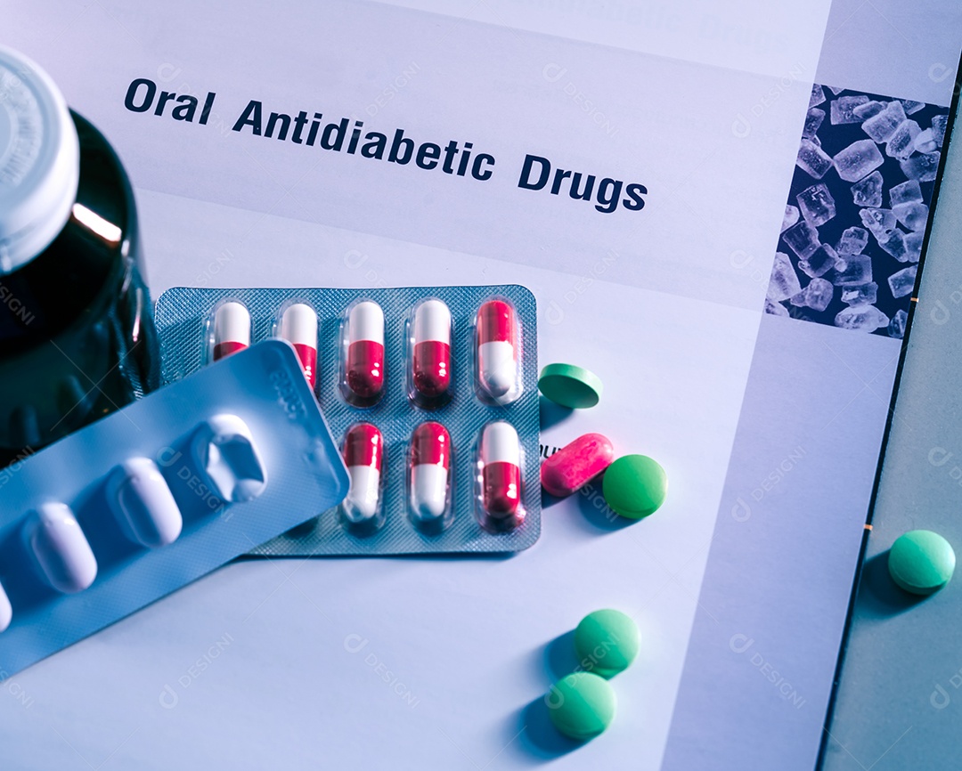 Medicamentos para diabetes em embalagens e frascos de remédios com rótulo em branco