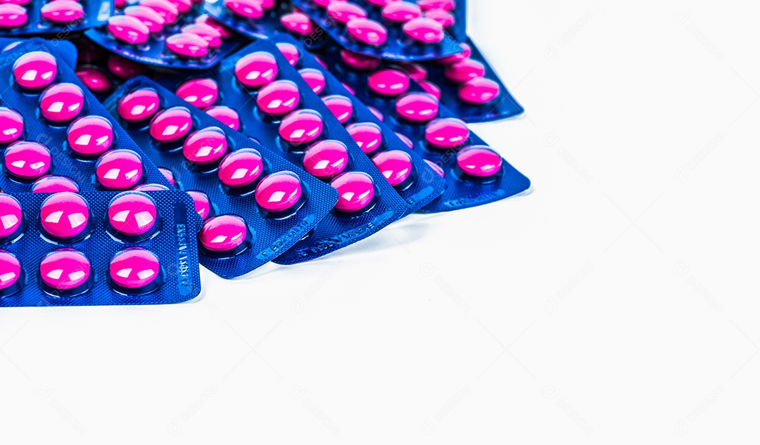 Pílula de comprimidos rosa em blister azul