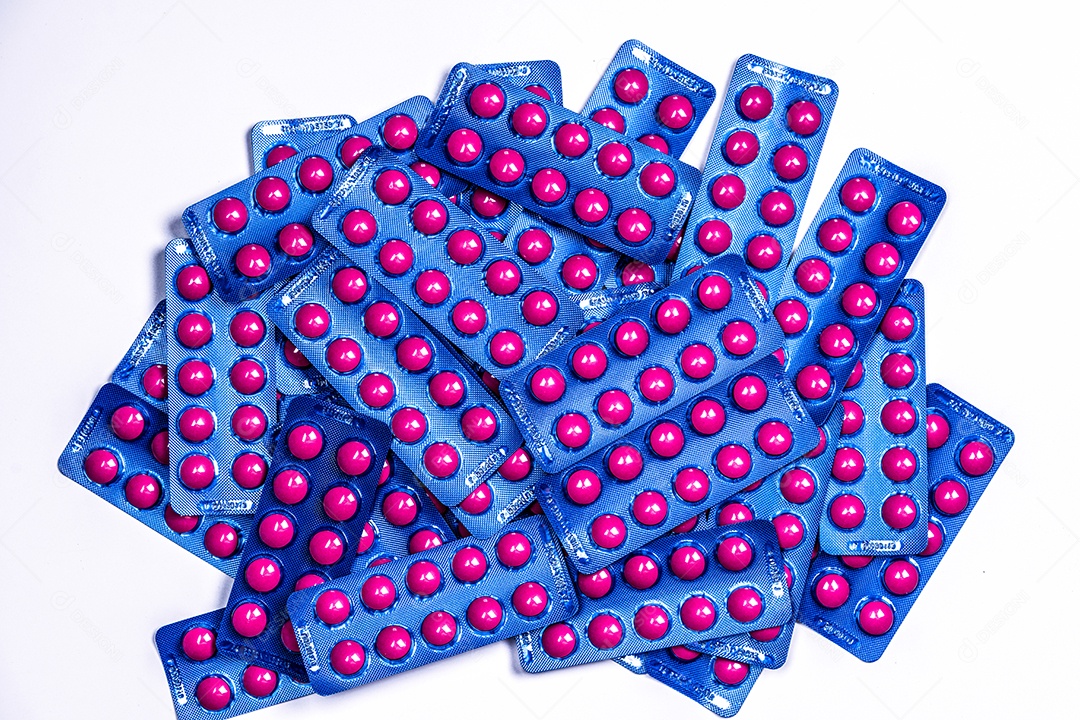 Pílula de comprimidos rosa em blister azul