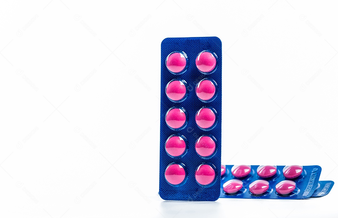Comprimido de comprimidos rosa em blister azul isolado no fundo branco