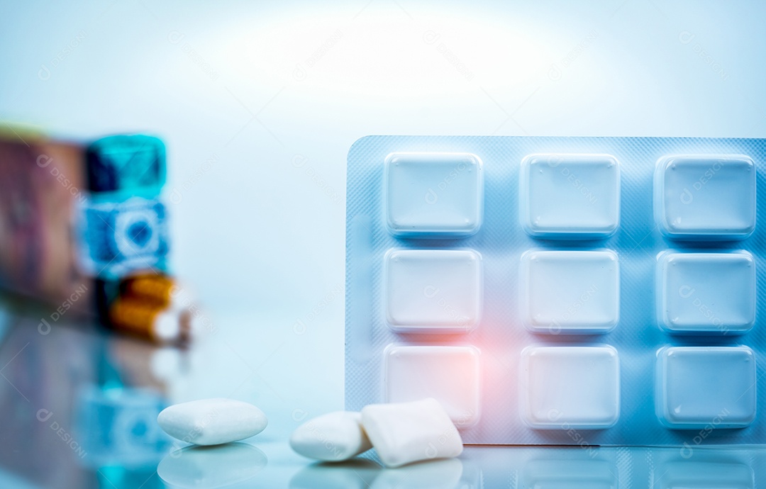 Goma de mascar de nicotina em blister em fundo desfocado