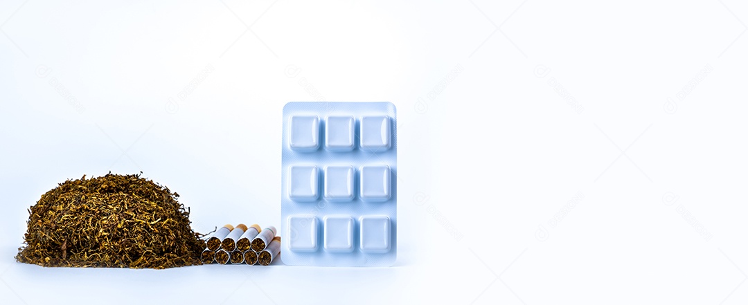 Goma de mascar de nicotina em blister perto de pilha de cigarro.