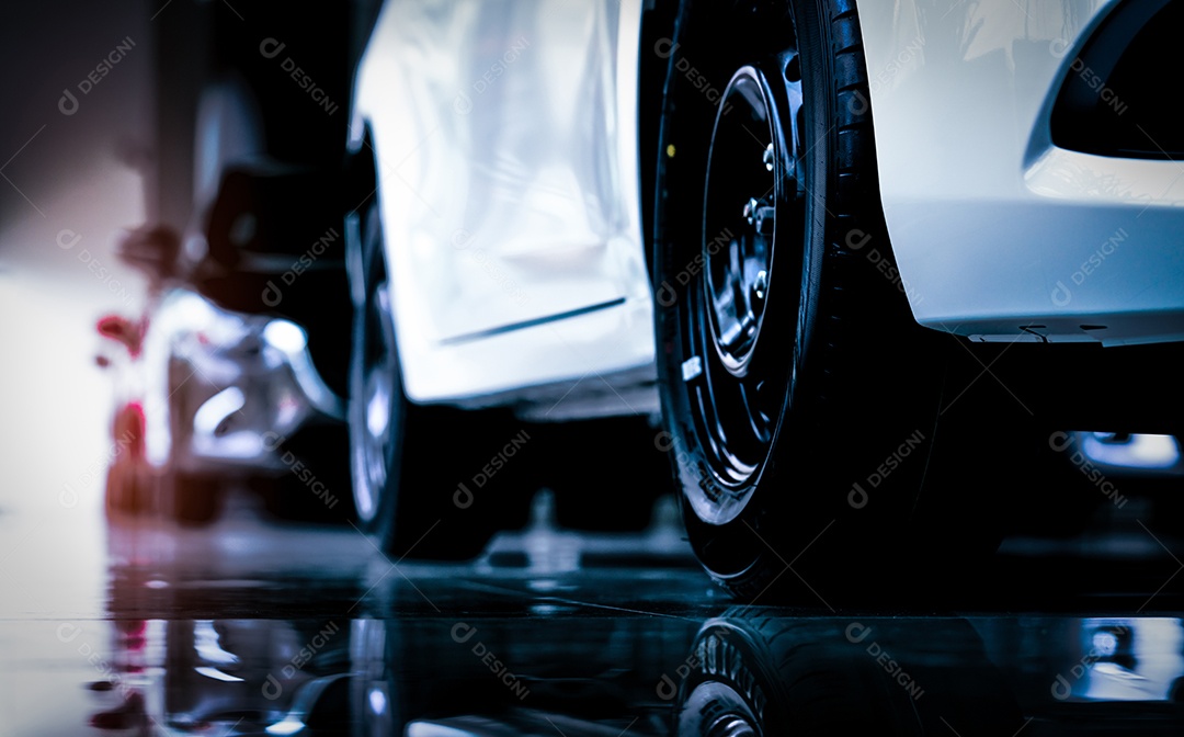 Closeup novo carro compacto SUV de luxo estacionado em showroom moderno