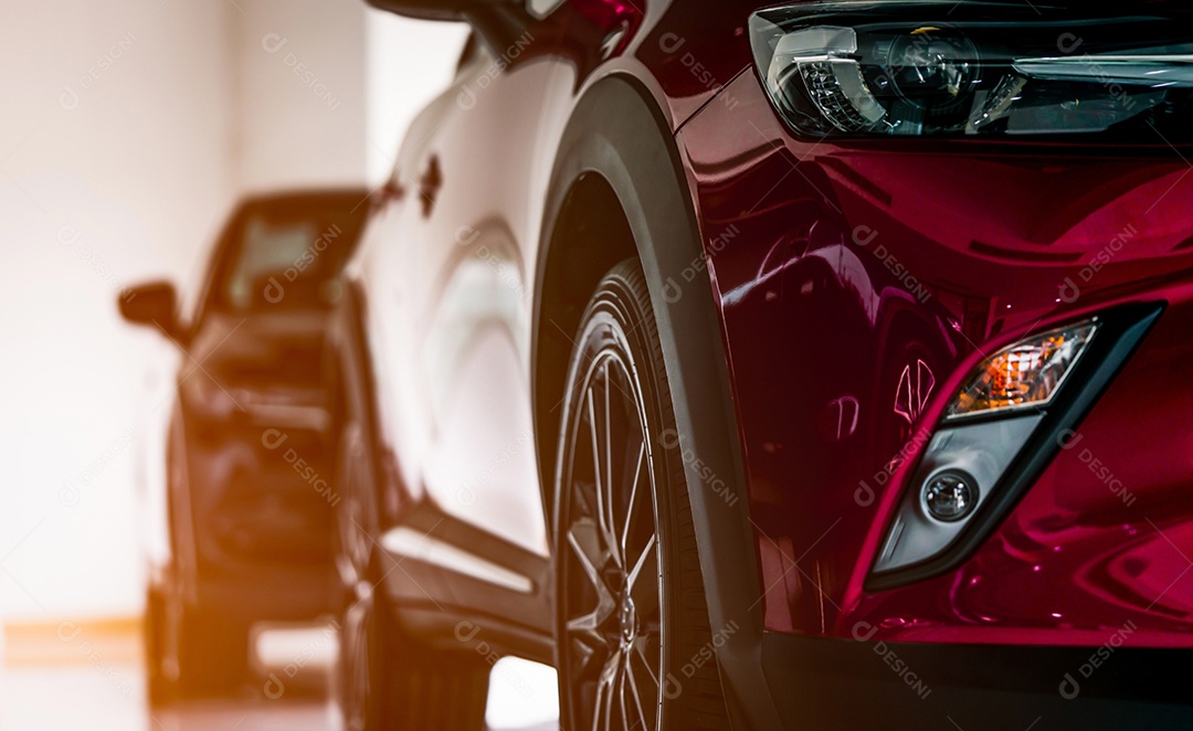 Novo carro compacto SUV de luxo estacionado em showroom moderno para venda.