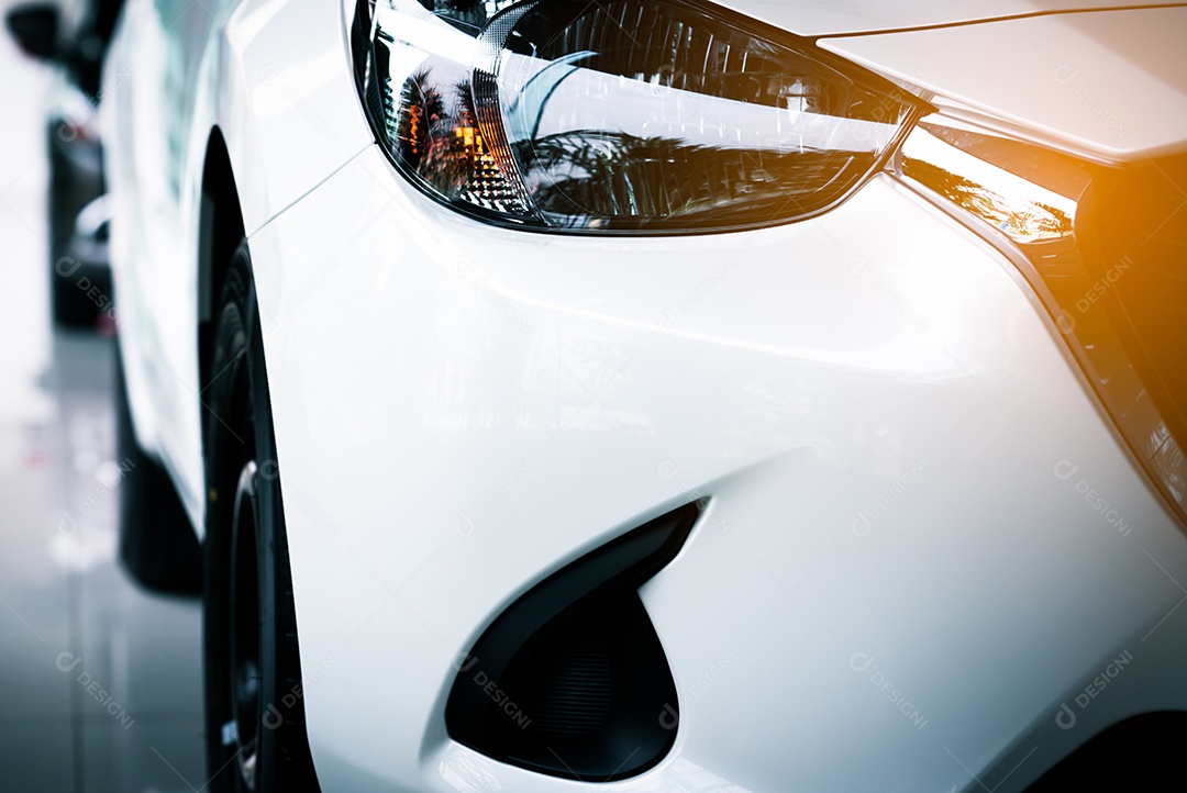 Novo carro compacto SUV de luxo branco estacionado em showroom moderno