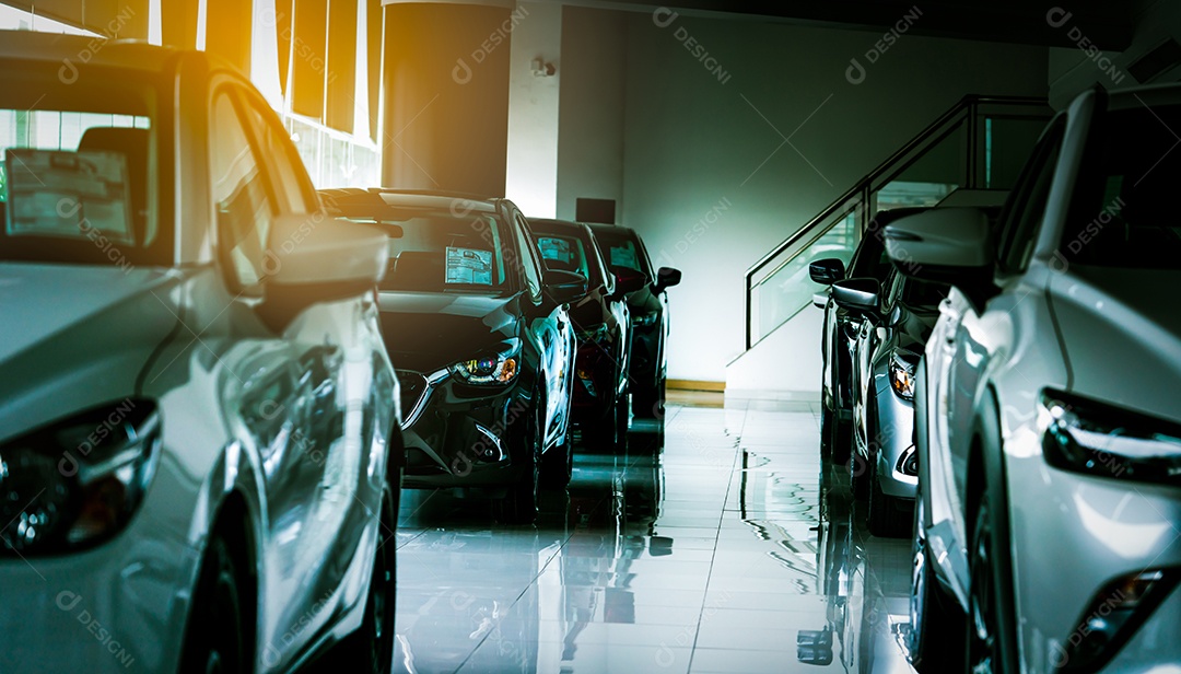 Novo carro compacto de luxo estacionado em showroom moderno para venda.