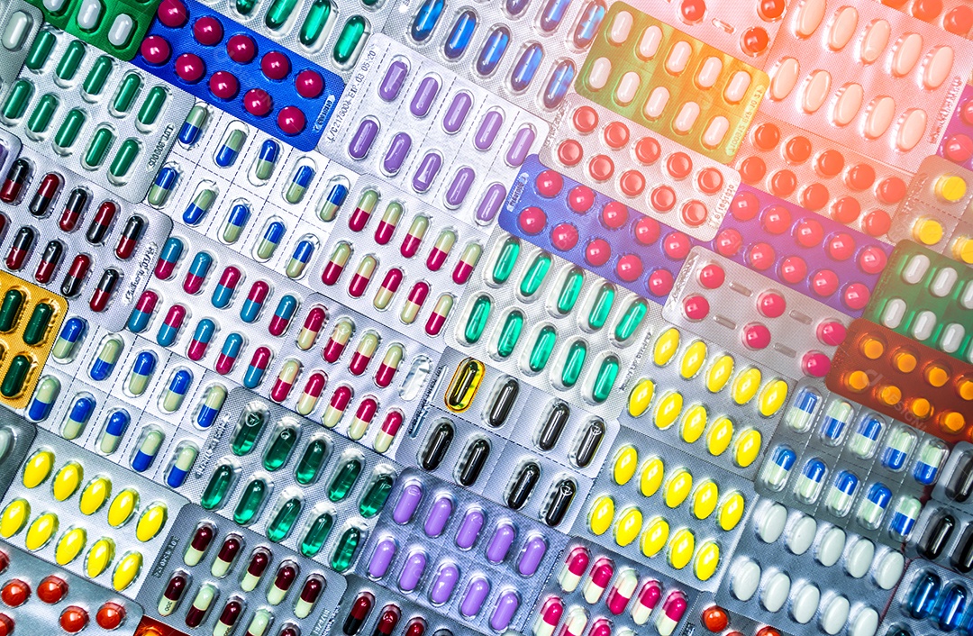 Pílula colorida de comprimidos e cápsulas em embalagem blister