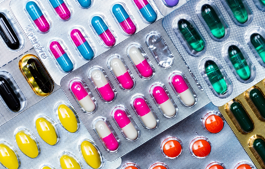 Pilha de comprimidos comprimidos isolados no fundo branco. amarelo, roxo