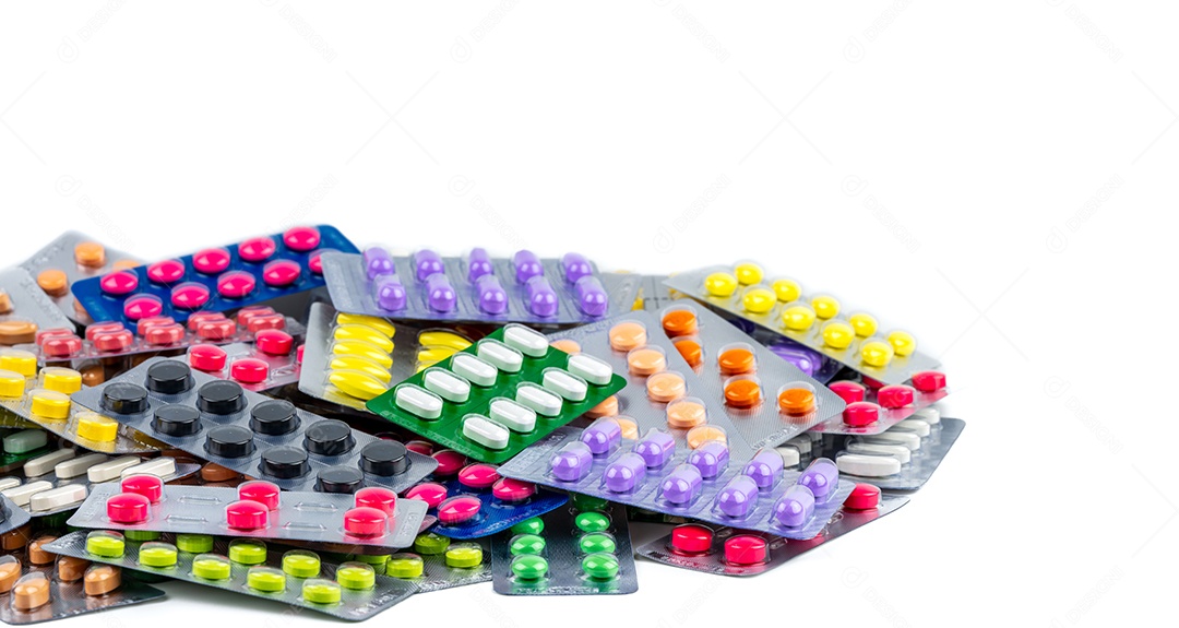 Pilha de comprimidos comprimidos em blister isolado
