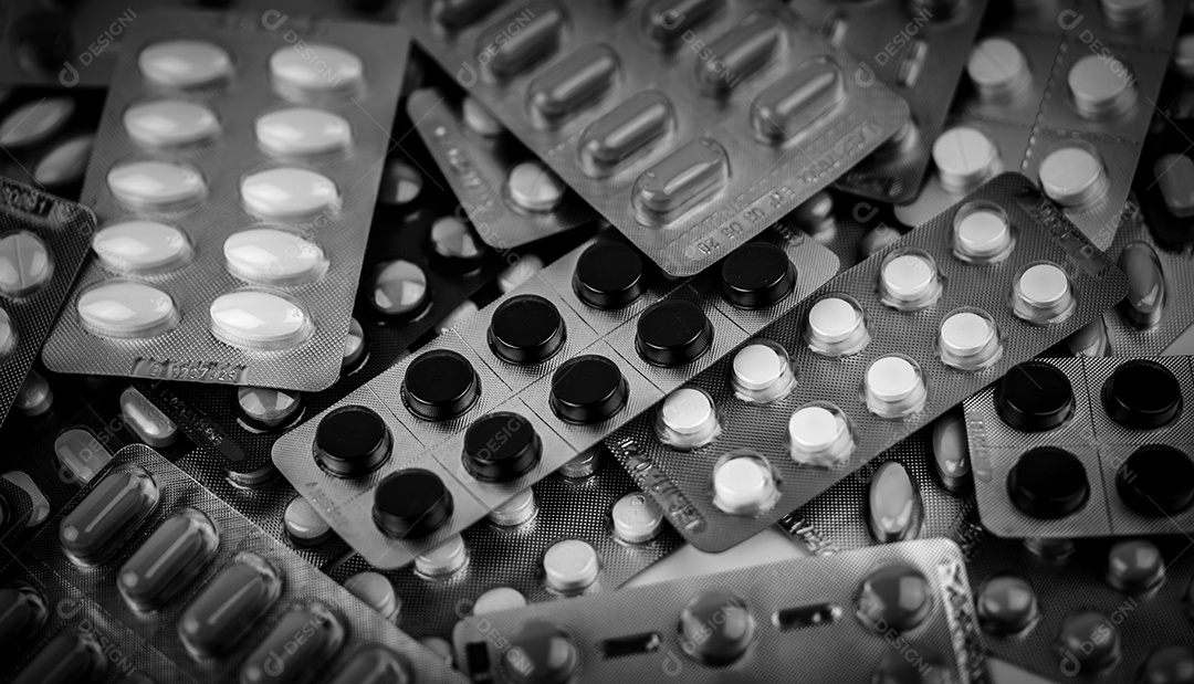 Pílulas de comprimidos de foco seletivo em blister. preto e branco