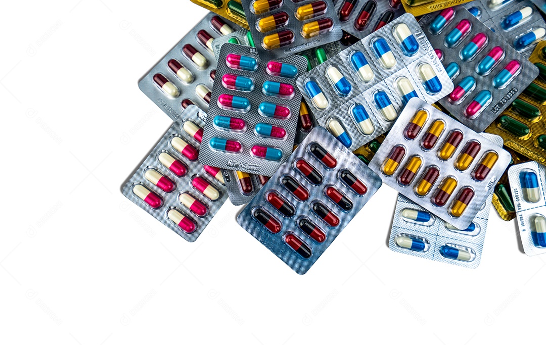 Vista superior de comprimidos de cápsulas de antibióticos em blister isolado