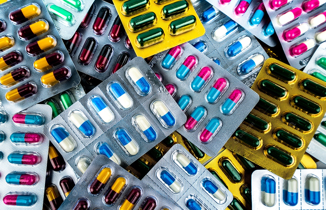 Pilha de vista superior de comprimidos de cápsulas de antibióticos em blister.