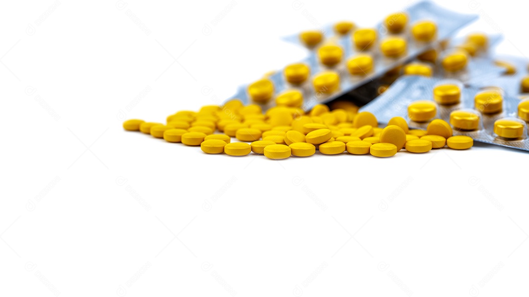 Pílulas de comprimidos amarelos e blister. Farmácia drogaria